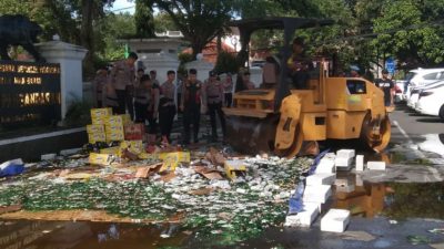 Jelang Nataru Ribuan Botol Miras Dimusnahkan 