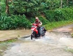 Tak Ada Jembatan Penghubung Warga Tunggu Air Surut Agar Bisa Lewat
