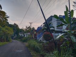 Tiang Telepon yang Terbuat dari Besi Miring Bahayakan Pengguna Jalan