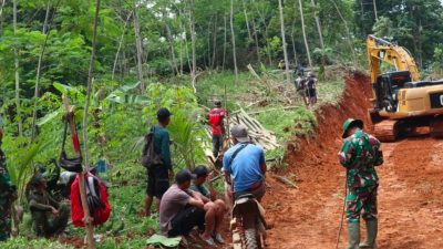 Warga Desa Bunguraya Antusias Bantu TNI dalam Kegiatan pra TMMD