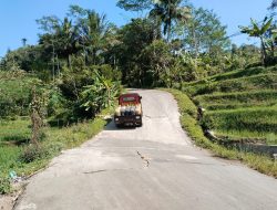 Pengguna Jalan Keluhkan Retakan di Jalan Raya Cibatu-Gunung Kelir Pangandaran
