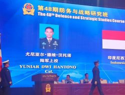 Dua Perwira TNI Lulus Pendidikan Defence and Strategic Studies Course di China