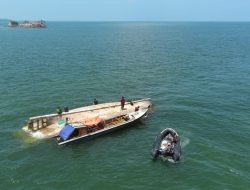 Bakamla RI Evakuasi KM Aneka Jaya Terbalik di Perairan Pulau Cucu Petong
