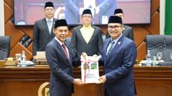 Jaro Ade Mengikuti Rapat Paripurna Bahas Dua Agenda