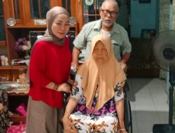 Anggota DPRD Pangandaran Ai Nanan Handayani Serahkan Bantuan Kursi Roda