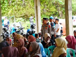 Tuntut Perangkat Desa yang Tak Bermoral Mundur, Masyarakat Desa Bungur Raya Audiensi di Halaman Kantor Desa