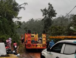 Tebing Setinggi 10 Meter Longsor Tutup Akses Jalan Gunungkelir- Bangunnaya